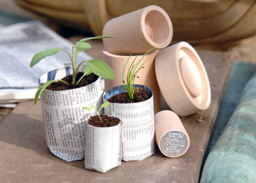 Make biodegradable pots from newspaler with this pot maker set