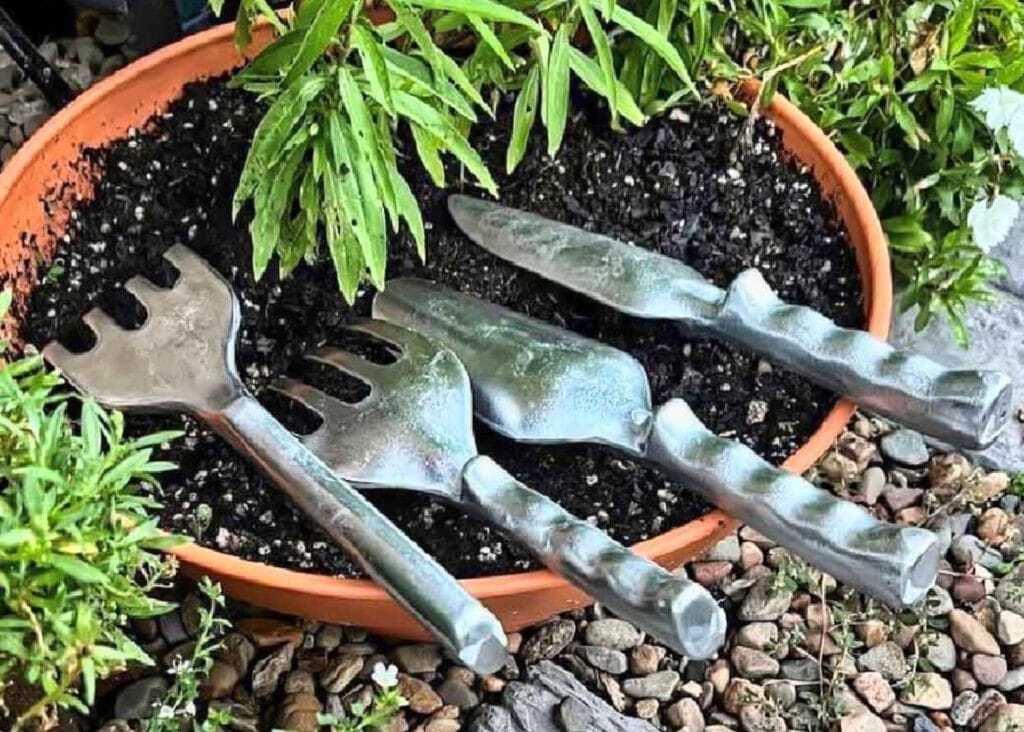 One piece Australian made gardening tools made from marine-grade aluminium alloy poured into a single mould.